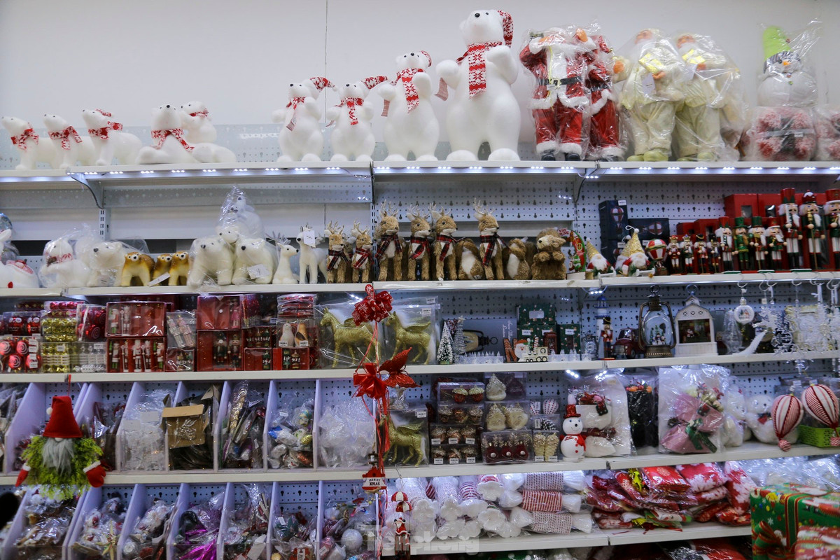Năm nay, các mặt hàng trang trí lớn như cây thông Noel hay tượng ông già Noel không nhận được nhiều sự quan tâm từ khách hàng. Thay vào đó, các sản phẩm nhỏ gọn như quả châu, dây kim tuyến, nơ, giấy màu và quà lưu niệm nhỏ, với mức giá dao động từ 30.000 đến gần 200.000 đồng, lại được ưa chuộng hơn.