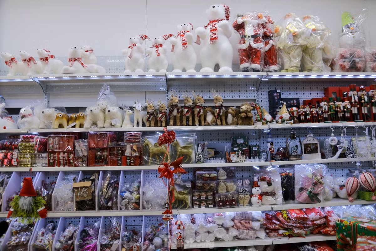 Năm nay, các mặt hàng trang trí lớn như cây thông Noel hay tượng ông già Noel không nhận được nhiều sự quan tâm từ khách hàng. Thay vào đó, các sản phẩm nhỏ gọn như quả châu, dây kim tuyến, nơ, giấy màu và quà lưu niệm nhỏ, với mức giá dao động từ 30.000 đến gần 200.000 đồng, lại được ưa chuộng hơn.