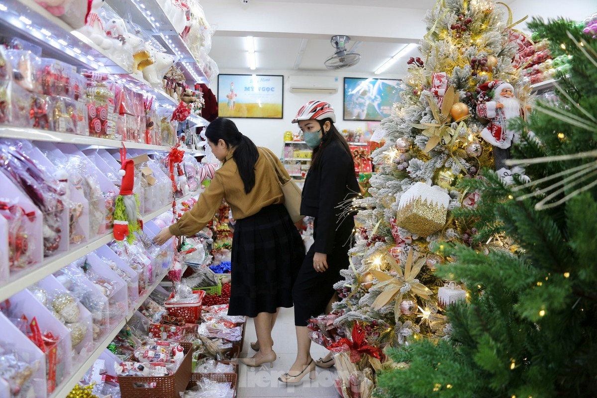 Anh Nguyễn Hoàng Phúc - nhân viên bán hàng trang trí Giáng sinh trên đường Hùng Vương - cho biết: Hàng hóa năm nay phong phú, đa dạng chủng loại, màu sắc, chất liệu, có nhiều chương trình khuyến mãi, giảm giá từ 10% đến 20% nhằm kích cầu người tiêu dùng, thế nhưng vẫn ít người hỏi mua.