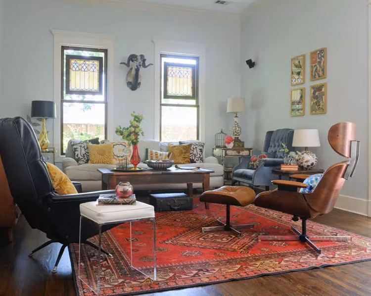 Dán/đính/treo kính màu có kích thước nhỏ hơn lên cửa sổ cũ để trông như thể chúng nằm gọn bên trong cửa sổ ban đầu. Phương án này giúp bạn không tác động vào cửa sổ cũ, không cần nhiều thiết bị hay nhờ thợ chuyên nghiệp trợ giúp.