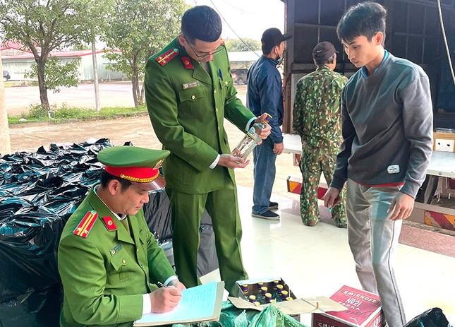 Quảng Bình: Thu giữ gần 1.600 chai rượu ngoại nhập lậu Quang Binh: Thu giu gan 1.600 chai ruou ngoai nhap lau