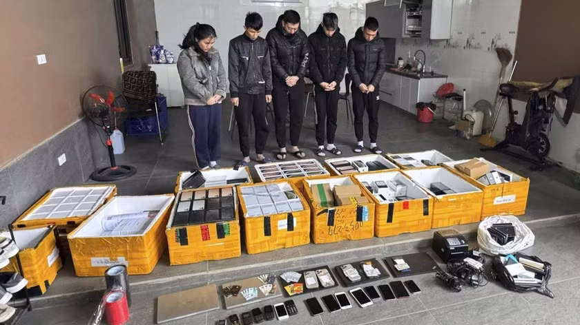 Triệt phá đường dây lừa bán iphone giá rẻ, chiếm đoạt 8 tỷ đồng Triet pha duong day lua ban iphone gia re, chiem doat 8 ty dong