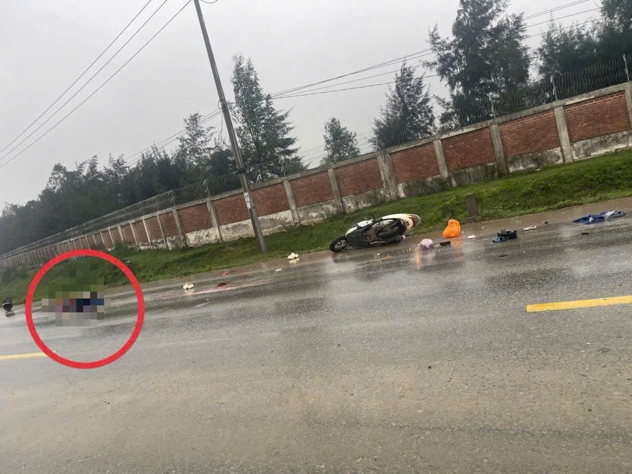 Va chạm với xe đầu kéo, người phụ nữ tử vong tại chỗ Va cham voi xe dau keo, nguoi phu nu tu vong tai cho