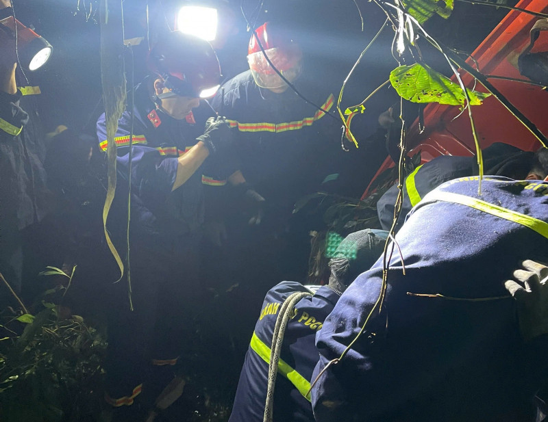 Xe đầu kéo lao xuống vực sâu, tài xế tử vong tại chỗ Xe dau keo lao xuong vuc sau, tai xe tu vong tai cho