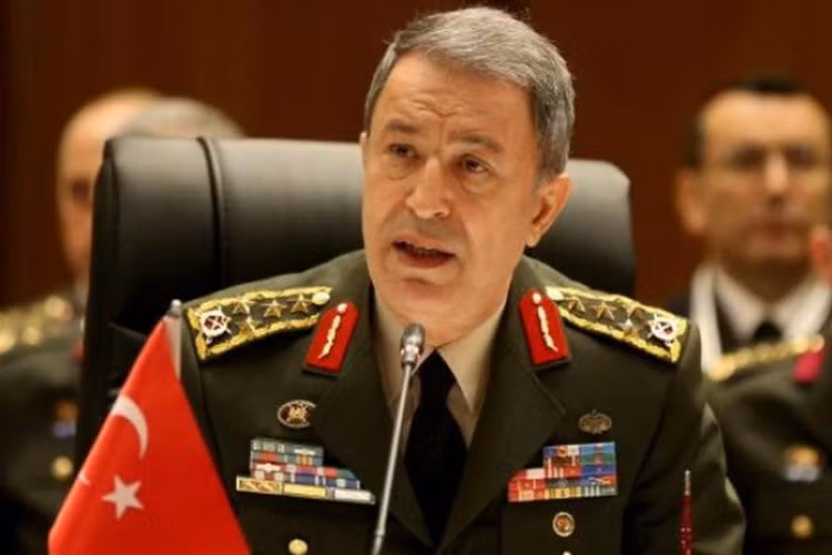 Trong diễn biến khác, Bộ Quốc phòng Thổ Nhĩ Kỳ, ông Hulusi Akar đã bất ngờ đề cập đến việc triển khai hệ thống tên lửa phòng không tầm xa S-400 Triumf và không loại trừ khả năng sẽ dùng vũ khí này bắn hạ máy bay Nga.