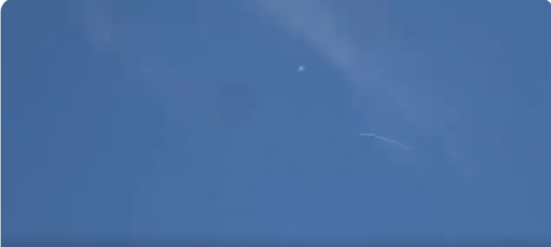 Dựa trên hình ảnh được trình bày, có thể thấy máy bay ném bom tiền tuyến Su-24 của Nga và dấu vết của một tên lửa phòng không lao vào nó. Tuy nhiên, không có thông tin chi tiết về chủ đề này.