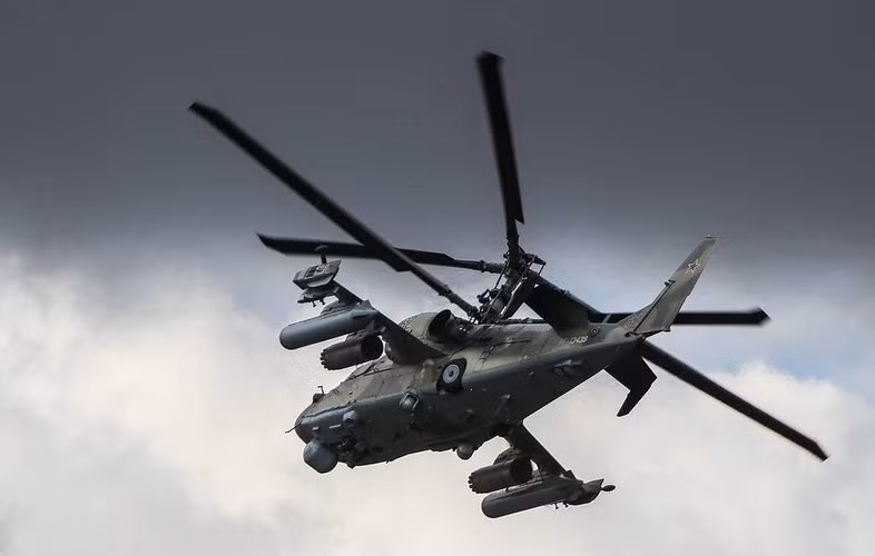 Khuyết điểm chính của Ka-52 đó là động cơ không tin cậy khi hoạt động tại môi trường khí hậu nóng và đặc biệt là các thiết bị điện tử chưa đáp ứng được yêu cầu đề ra, dẫn tới việc phải khẩn trương cho ra gói nâng cấp Ka-52M nhằm khắc phục.
