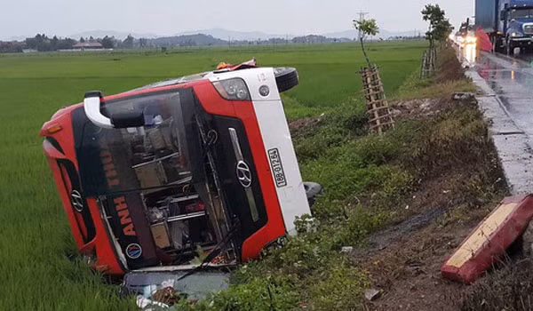 9. Xe khách va chạm với 3 xe tải khiến 11 người thương vong Khoảng 3h30 sáng 30/4, tại đường tránh thành phố Vinh, Nghệ An, xe khách giường nằm BKS: 18B-012.64 chạy theo hướng Nam - Bắc bất ngờ va chạm với 3 chiếc xe tải khác chạy cùng chiều phía trước. Cú va chạm mạnh đã khiến chiếc xe khách lật nhào xuống ruộng sâu bên đường. Vụ tai nạn khiến một cháu bé 3 tuổi tử vong ngay tại chỗ và 10 hành khách (3 em nhỏ và 7 người lớn) khác bị thương.