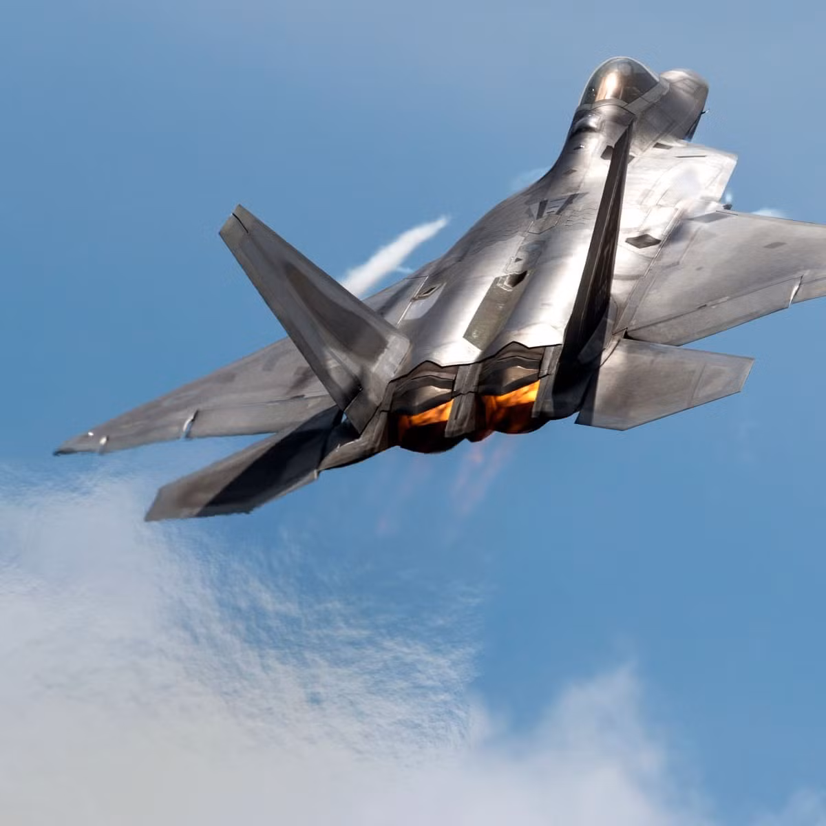 Đặc biệt, tiêm kích F-22 không thể gắn thêm các bộ phận mở rộng ngoài thân, bởi làm vậy sẽ khiến công nghệ tàng hình không còn hiệu quả.