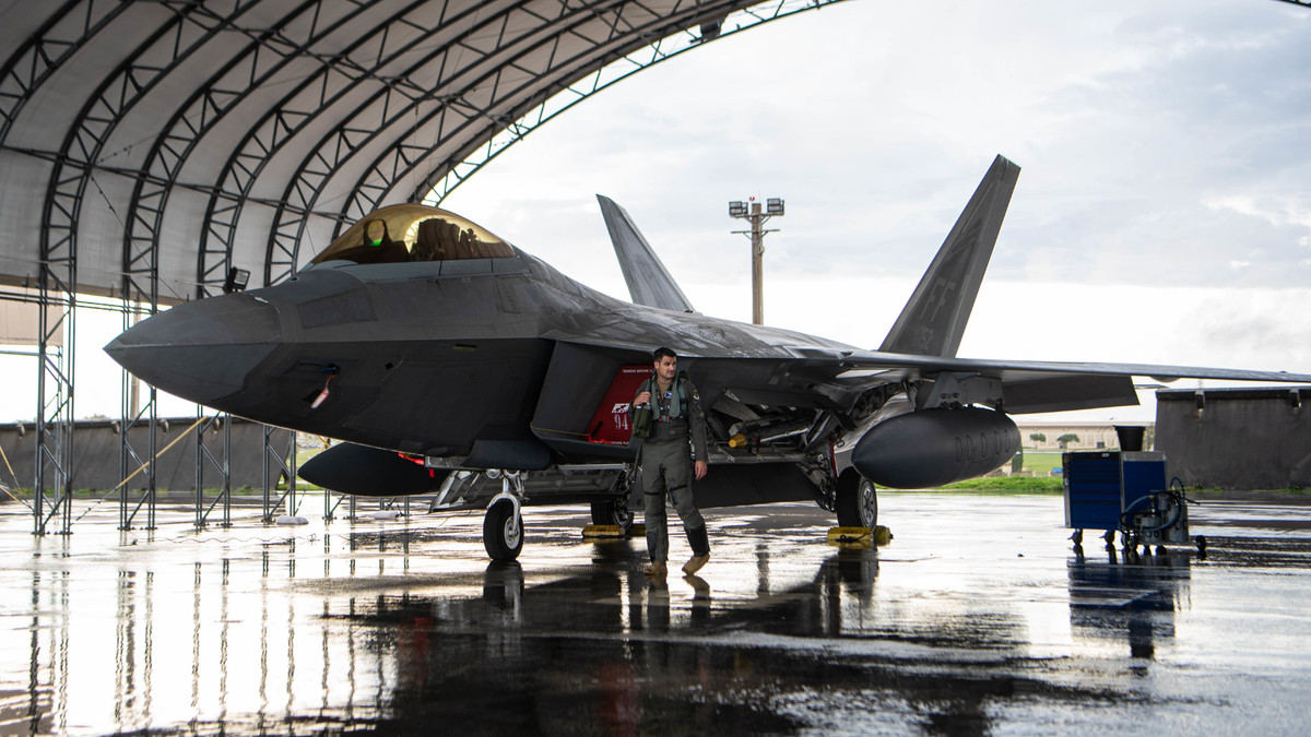 Mỹ hiện đang dự đoán các tình huống thực hiện nhiệm vụ chiến đấu tại các điểm nóng trên khắp thế giới, để đưa ra phương án tác chiến phù hợp nhất, qua đó có hướng nâng cấp F-22 Raptor để đáp ứng được phương án tác chiến giả định đó.