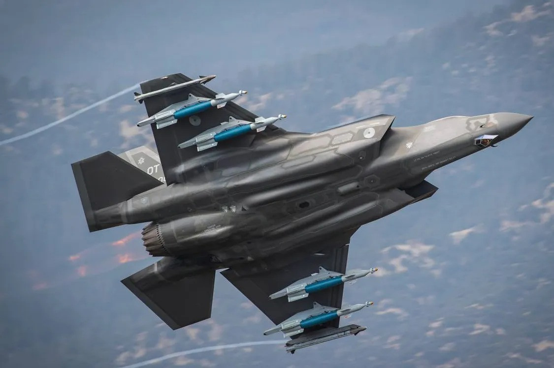 Ngoài ra, Mỹ có thể sẽ tiếp tục đầu tư phát triển các ụ tròn dưới cánh máy bay. Cho tới nay, F-22 Raptor vẫn chưa được trang bị vũ khí dưới cánh máy bay. Việc hiện đại hóa rất có thể sẽ bao gồm cả khả năng này.