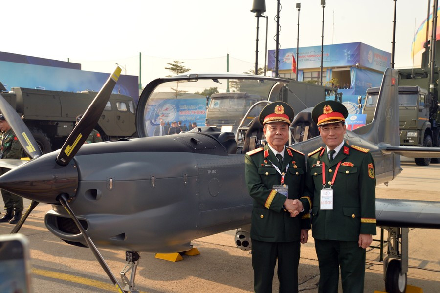 Hệ số quá tải cho phép TP-150 thực hiện các động tác nhào lộn trên không và bay theo đội hình.