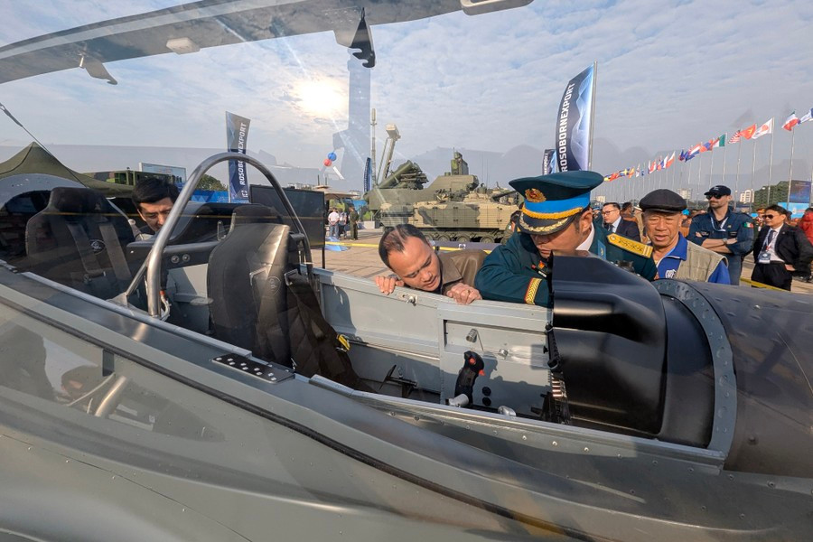 Máy bay được chế tạo hoàn toàn bằng hợp kim nhôm và trang bị hệ thống càng thu thả được, có khả năng cất hạ cánh trên nhiều bề mặt đường băng khác nhau.