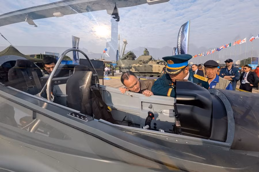 Máy bay được chế tạo hoàn toàn bằng hợp kim nhôm và trang bị hệ thống càng thu thả được, có khả năng cất hạ cánh trên nhiều bề mặt đường băng khác nhau.