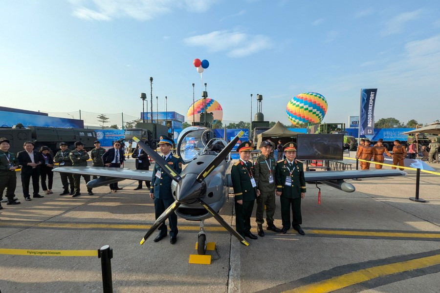 Tại Triển lãm Quốc phòng quốc tế Việt Nam 2024, máy bay huấn luyện quân sự và tuần tra TP-150 hai người lái được sản xuất tại Việt Nam lần đầu tiên được ra mắt giới thiệu với người dân.