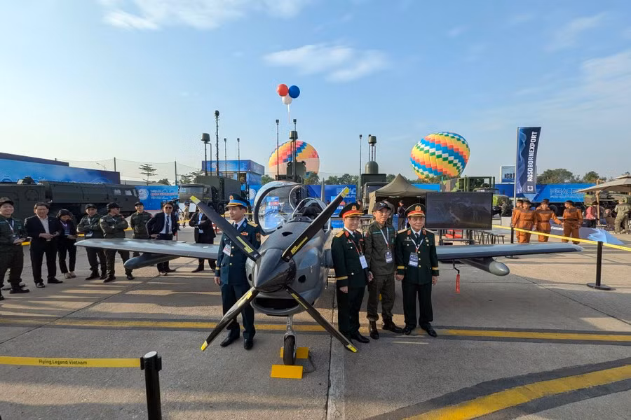 Tại Triển lãm Quốc phòng quốc tế Việt Nam 2024, máy bay huấn luyện quân sự và tuần tra TP-150 hai người lái được sản xuất tại Việt Nam lần đầu tiên được ra mắt giới thiệu với người dân.