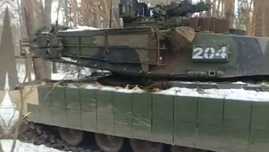 Người lính tăng Ukraine nhấn mạnh, việc kíp chiến đấu được đảm bảo an toàn là nhờ thiết kế chu đáo của xe tăng Abrams với khoang đạn riêng biệt cùng cơ chế nổ hướng ra ngoài, khác hẳn xe tăng Liên xô thường bị thổi bay tháp pháo.