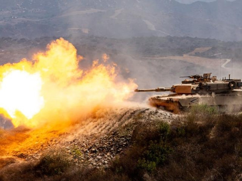 Chỉ huy xe tăng Ukraine cũng cho biết trong quá trình huấn luyện, ông và mọi người đã được đào tạo kỹ về hỏa lực từ các chuyên gia người Mỹ, khi mỗi pháo thủ phải thực hiện tới 100 phát bắn.