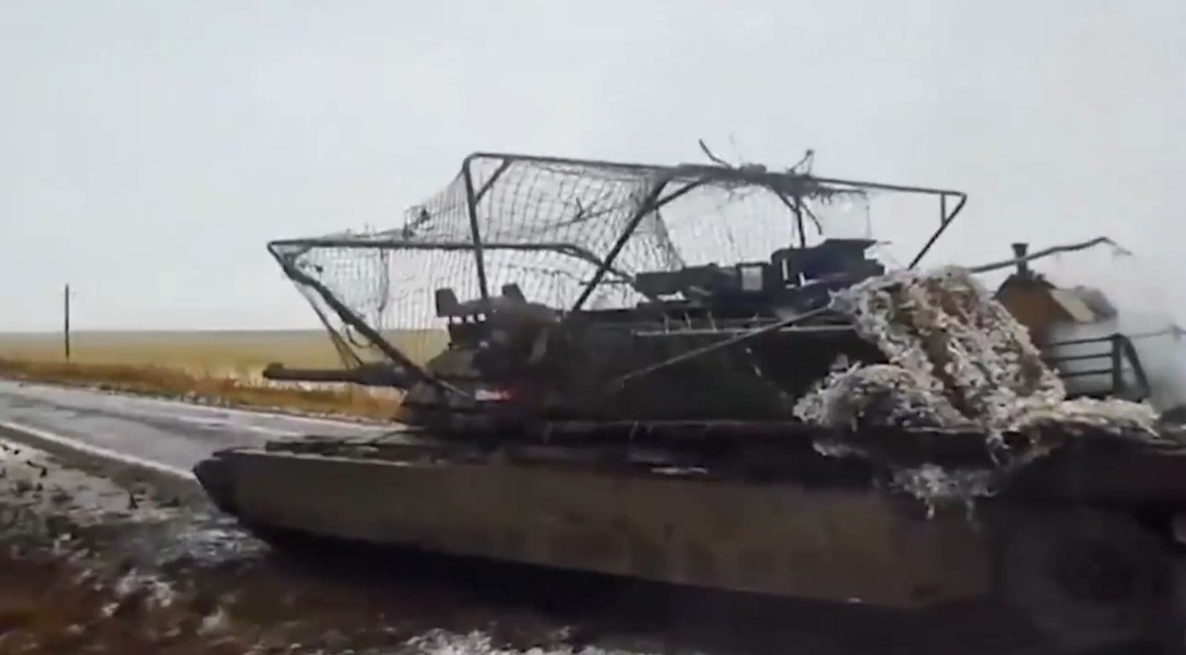 "Sau khi chúng tôi rời khỏi phương tiện, lính Nga đã dùng thêm một số máy bay không người lái tấn công, nhưng xe tăng vẫn không bị phá hủy và được mang về sửa chữa", người chỉ huy cho biết và nói thêm ông cùng các binh sĩ đã đi bộ trở về đơn vị.