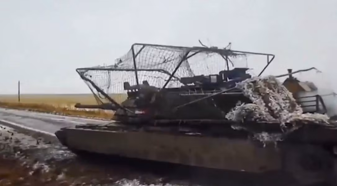 "Sau khi chúng tôi rời khỏi phương tiện, lính Nga đã dùng thêm một số máy bay không người lái tấn công, nhưng xe tăng vẫn không bị phá hủy và được mang về sửa chữa", người chỉ huy cho biết và nói thêm ông cùng các binh sĩ đã đi bộ trở về đơn vị.