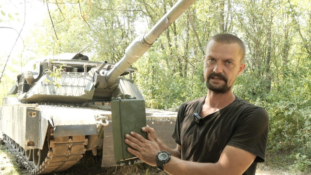 Kíp chiến đấu xe tăng M1A1SA Abrams của Ukraine đã nói về kinh nghiệm chống lại máy bay không người lái FPV điều khiển bằng sợi quang của Nga, cũng như hiệu quả của việc gia cố chiến xa nhằm chống chịu tác động từ bên ngoài.