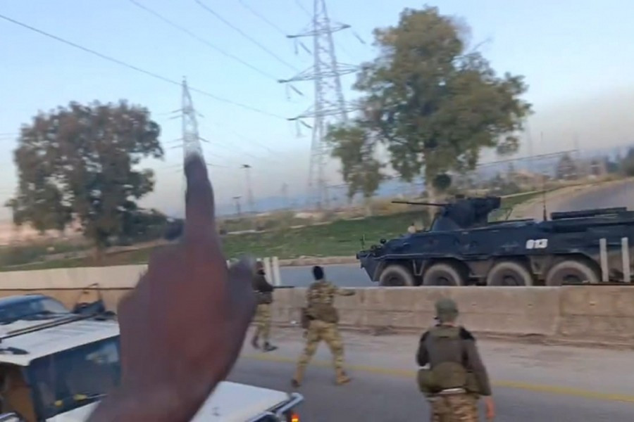 Những căn cứ quân sự Nga bỏ lại đã bị Quân đội Mỹ, lực lượng vũ trang người Kurd hay các nhóm đối lập khác tại Syria nhanh chóng tiếp quản, từ đó xóa bỏ ảnh hưởng của Moskva tại quốc gia Trung Đông này.