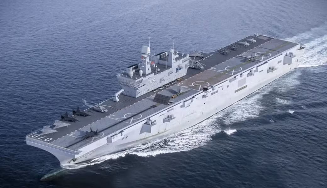 Hình ảnh vệ tinh cho thấy Type 076 có một thang máy máy bay ở mỗi bên của tàu để chuyển máy bay từ nhà chứa máy bay bên trong lên sàn bay. Cấu hình mới này tối ưu hóa việc cất và hạ cánh của máy bay so với vị trí thang máy ở phía trước và phía sau của Type 075.