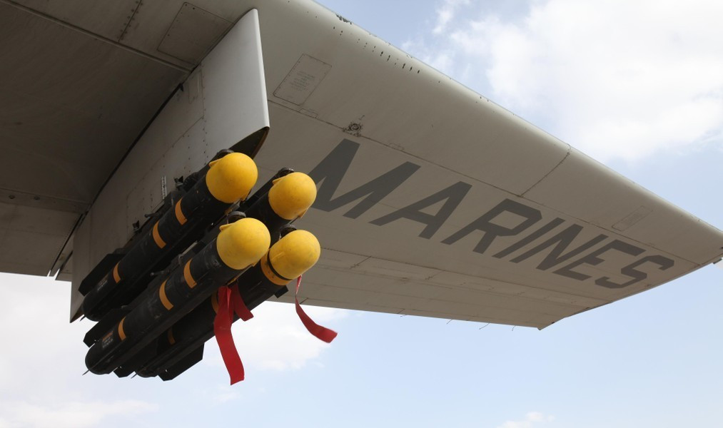 Tên lửa tương thích với nhiều nền tảng trên không, bao gồm trực thăng như AH-64 Apache, MH-60R/S Seahawk và AH-1Z Viper, cũng như các phương tiện bay không người lái (UAV) như MQ-1C Gray Eagle và MQ-9 Reaper.