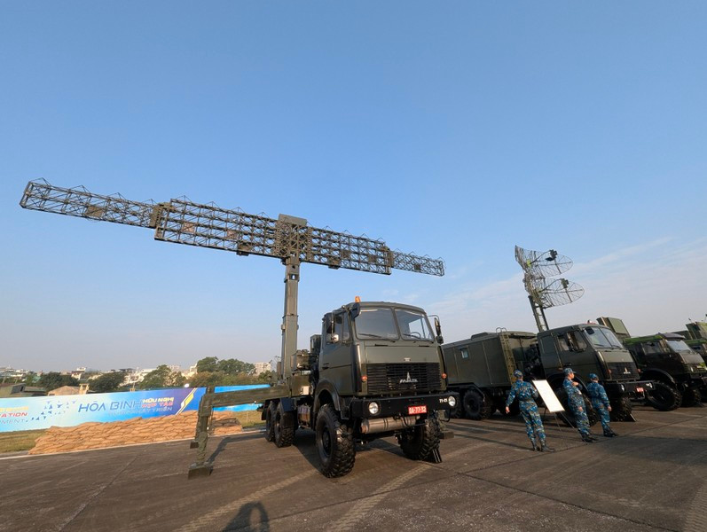 Đài radar VRS-2DM của Viettel có khả năng phát hiện các mục tiêu xa hàng trăm km, đặc biệt toàn bộ tổ hợp được thiết kế để triển khai và thu hồi bán tự động bằng điều khiển điện hoặc thủy lực.