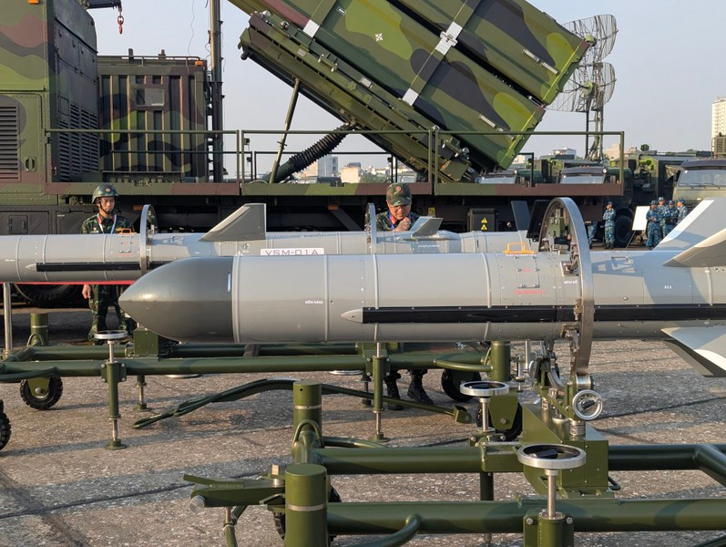 Đạn tên lửa cũng sử dụng cơ chế tầng khởi tốc nhiên liệu rắn đẩy tên lửa ra khỏi khoang bảo quản trước khi khởi động động cơ tự thân để bay tới mục tiêu.