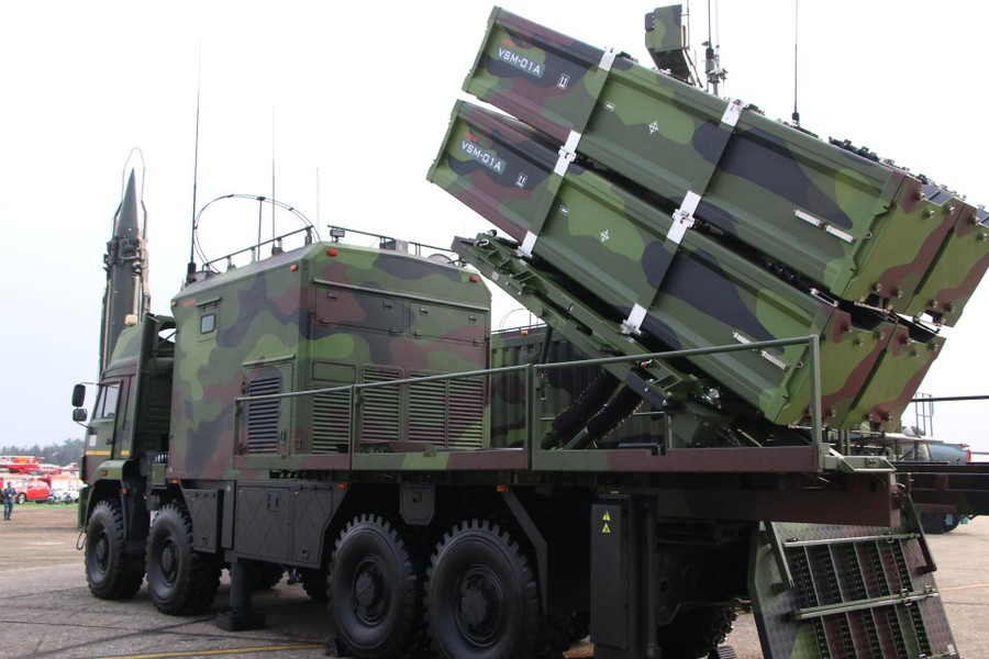 Bệ phóng nghiêng của tổ hợp Trường Sơn với thiết kế modul có thể tái nạp dễ dàng sau mỗi đợt tấn công.