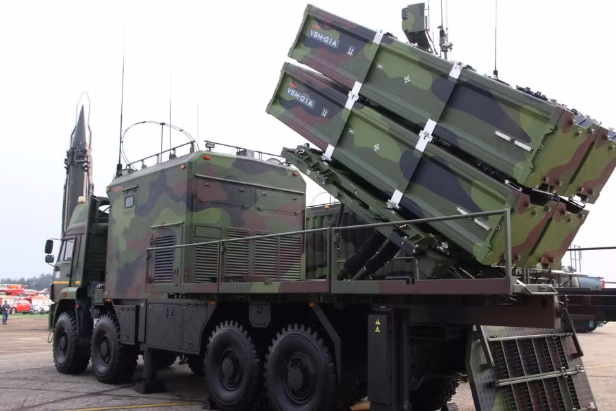 Bệ phóng nghiêng của tổ hợp Trường Sơn với thiết kế modul có thể tái nạp dễ dàng sau mỗi đợt tấn công.