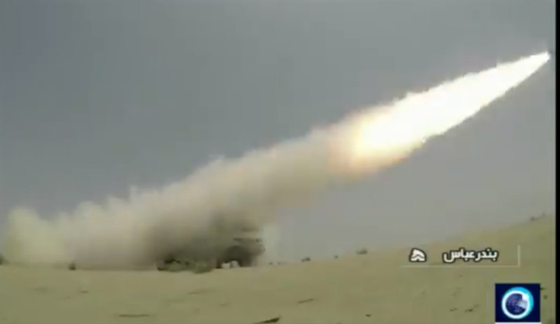 Iran từng bắt một tàu treo cờ Anh ở vùng Vịnh hồi năm 2019 sau khi quân Anh bắt một tàu chở dầu của Iran ở ngoài khơi lãnh thổ Gibraltar. Sau hơn một tháng đối đầu giữa Iran và Anh, cả hai tàu trên đều được thả. với những động thái của Iran, giới chuyên gia cho rằng tuyên bố đối phó với tàu thương mại Mỹ tại Vùng Vịnh được Iran gửi đi hoàn toàn không phải là lời nói suông.