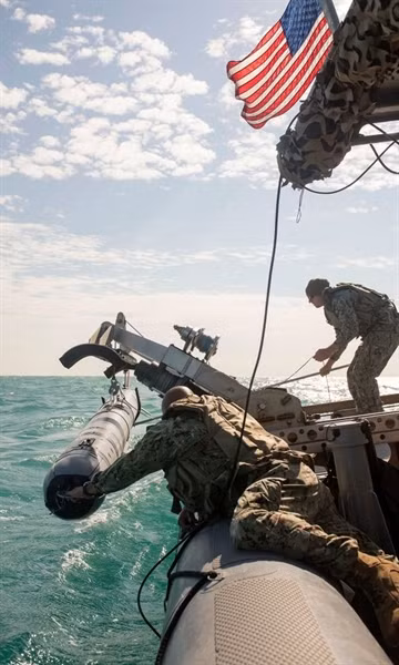 Slocum Glider được cho là một thiết bị do thám, săn tàu ngầm và phát hiện thủy lôi rất hữu hiệu. Các báo cáo của Lầu Năm Góc và NATO cũng đánh giá cao triển vọng dùng tàu ngầm để phóng UUV từ ống phóng ngư lôi vào các vùng biển nguy hiểm, cho phép xâm nhập những khu vực đang áp dụng chiến thuật chống tiếp cận.