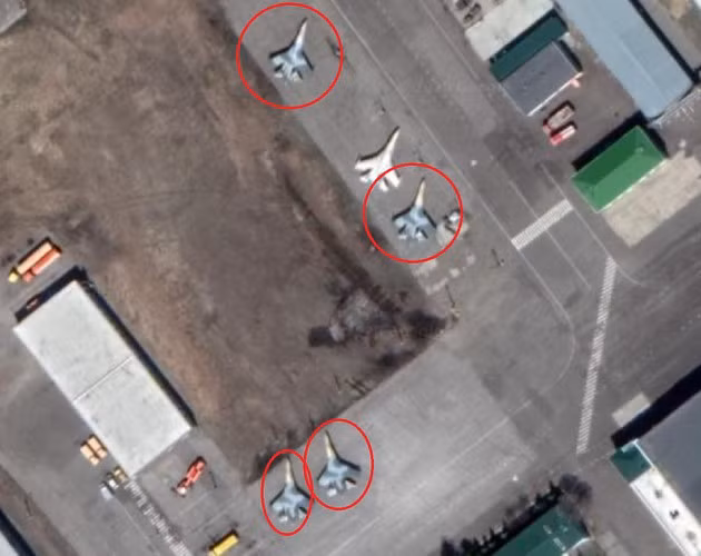 "Những bức ảnh đầu tiên cho thấy 4 máy bay Su-35 với màu sơn ngụy trang của không quân Ai Cập nằm trong khuôn viên nhà máy Komsomolsk-on-Amur, Nga", ông KAD-GHani nói trên Twitter.