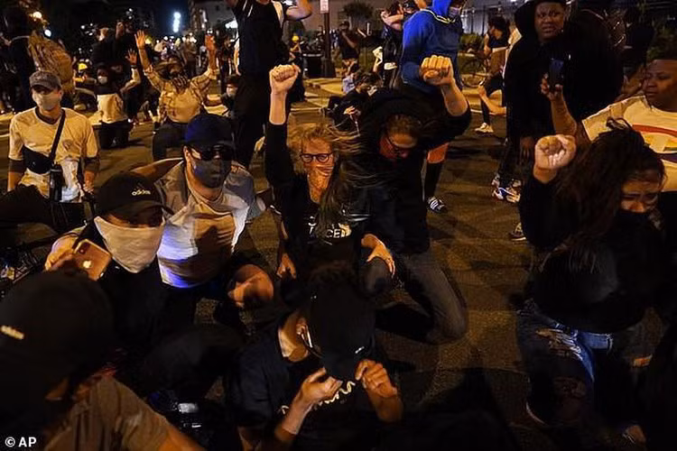 Báo cáo sơ bộ của cuộc điều tra đã được gửi tới thiếu tướng William J. Walker, tư lệnh Vệ binh Quốc gia thủ đô Washington, hai quan chức quốc phòng cho biết hôm 17/6.