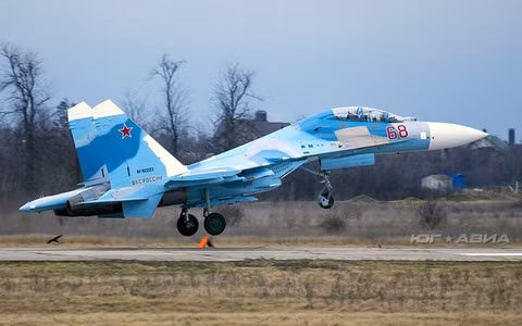 Đơn cử như biến thể hiện đại hóa của Su-27 là Su-27SM3 đang được Không quân Nga sử dụng. Ngoài ra Su-27 còn các biến thể xuất khẩu với ký hiệu “K” như Su-27SK hay Su-27UBK biến thể huấn luyện hai chỗ ngồi dùng cho xuất khẩu.