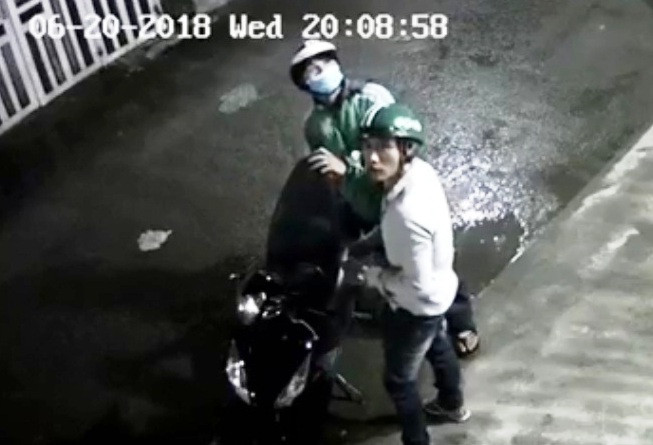 Hình ảnh 2 nghi can lấy trộm xe máy của anh Thiện tại khu nhà trọ ở phường Hiệp Bình Phước, quận Thủ Đức.