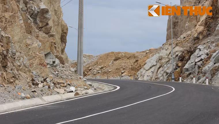 Đây là cung đường rất đặc biệt ở Việt Nam khi cả đường bộ, đường sắt chạy uốn lượn sát biển...