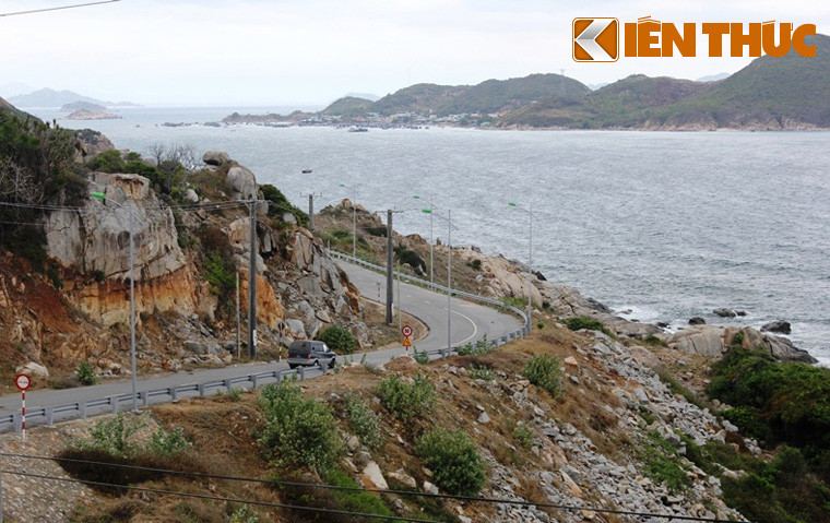 Chạy dài suốt 3km, điểm mở đầu của cung đường này là biển Cà Ná, nơi bãi biển uốn cong như một dải lụa tuyệt đẹp, hai bên đường là những cánh đồng muối chạy dài tăm tắp...