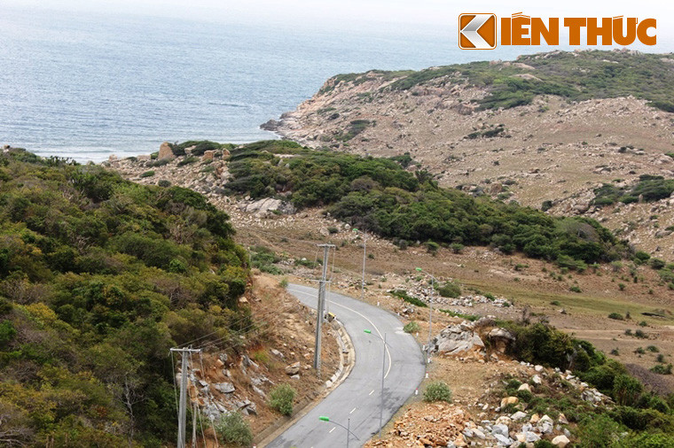 Qua những cánh đồng muối thì xuất hiện nhiều ngọn núi sừng sững, phía trước đi dọc tuyến đường hướng về thành phố Phan Rang-Tháp Chàm huyền thoại.