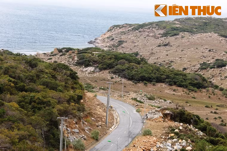 Qua những cánh đồng muối thì xuất hiện nhiều ngọn núi sừng sững, phía trước đi dọc tuyến đường hướng về thành phố Phan Rang-Tháp Chàm huyền thoại.