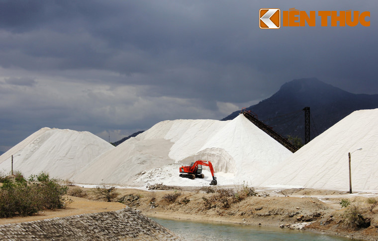 Từ QL1 đến Cà Ná (huyện Thuận Nam, tỉnh Ninh Thuận), rẽ vào đường ven biển đã thấy khung cảnh của những cánh đồng muối nằm hai bên đường...