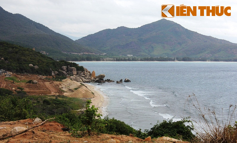 Ngoài cảnh núi non hùng vĩ và nước biển xanh biếc thì dọc tuyến còn có rất nhiều địa danh khách lữ hành có thể dừng chân khám phá vẻ đẹp thiên nhiên hoang dã chỉ có ở Ninh Thuận.