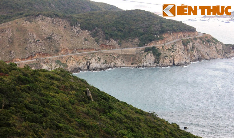 Đoạn đường từ TP Phan Rang - Tháp Chàm hướng ra vịnh Vĩnh Hy, đến Bình Lập, ngang qua làng nho Thái An (xã Vĩnh Hải, huyện Ninh Hải), điểm du lịch với những nông trại nho nổi tiếng.