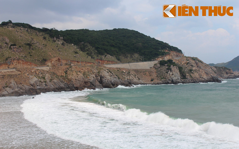 Một bên biển xanh mát lành, bên kia là đồi núi nhấp nhô hoang sơ nắng gió.