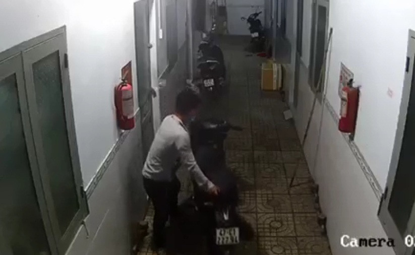 Camera ghi lại thời khắc đối tượng lấy trộm chiếc xe máy của nạn nhân.
