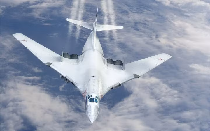 Dù không có khả năng tàng hình như siêu oanh tạc cơ B-2 Spirit của Mỹ nhưng Tu-160 vẫn được đánh giá rất cao và dược coi là đối thủ đáng gờm của B-2 Spirit cùng các máy bay ném bom chiến lược tầm xa khác như B-1B Lancer và B-52. Nguồn ảnh: Sputnik.