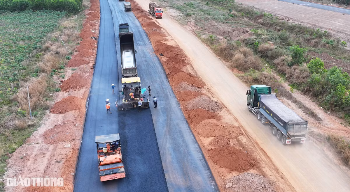 Dự án đã 7 lần đón Thủ tướng kiểm tra hiện trường, thể hiện tầm quan trọng đặc biệt. Khi hoàn thành, sân bay Long Thành sẽ là cảng hàng không hiện đại nhất Việt Nam, phục vụ 100 triệu khách/năm, mở ra kỷ nguyên mới cho ngành hàng không.(Ảnh: Báo giao thông)