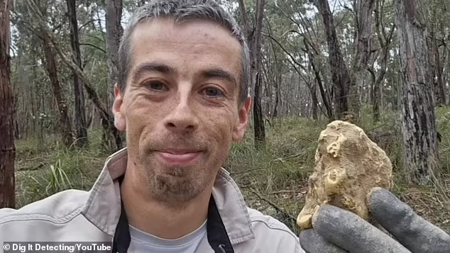 Luke Phillips, một thợ săn vàng nghiệp dư tại Úc, đã có một phát hiện đáng kinh ngạc vào năm 2024 khi tìm thấy cục vàng nặng 868,4 gram (gần 1kg) tại khu vực Goldfields, bang Victoria. (Ảnh:Daily Mail)